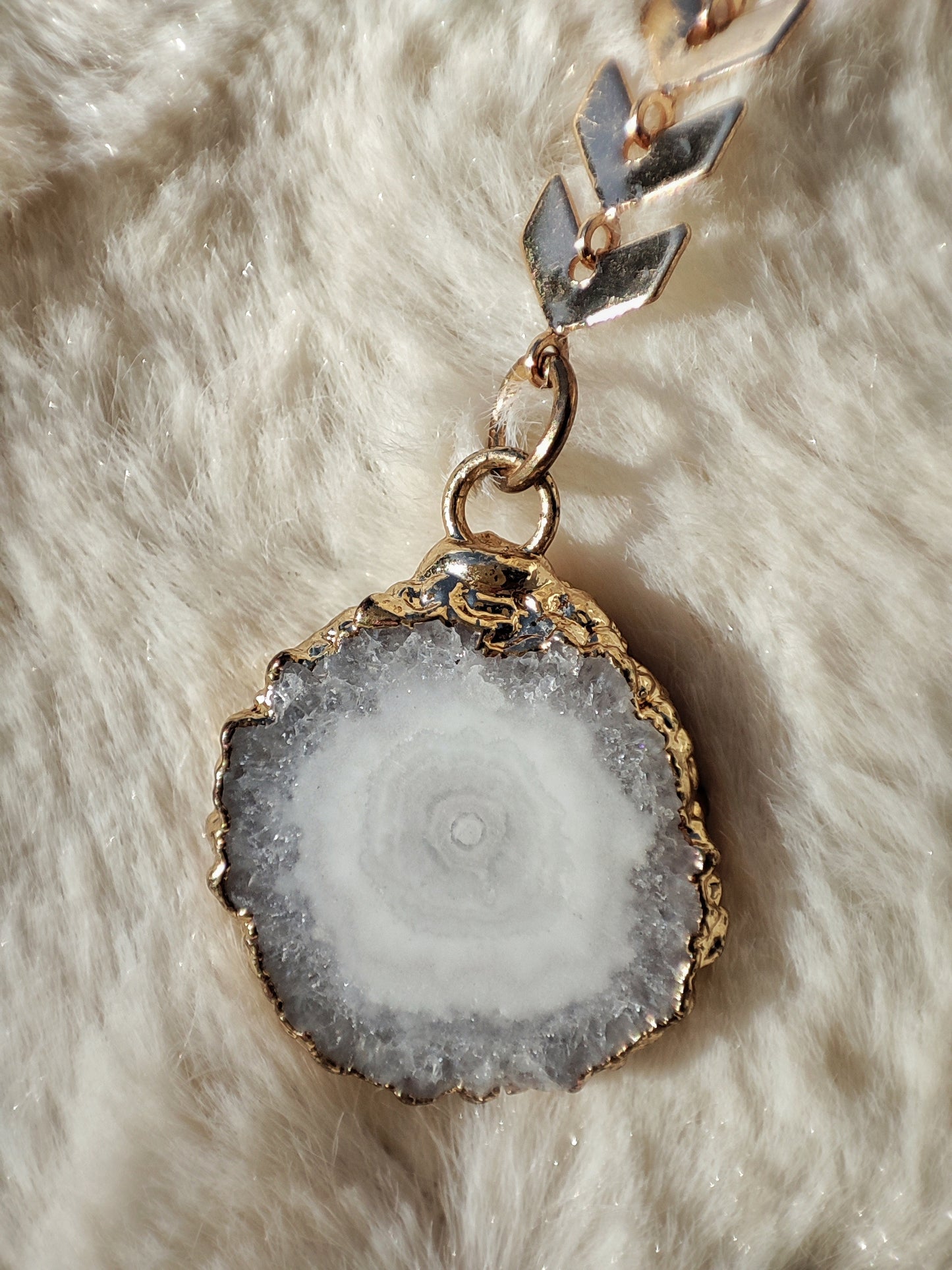 Gold facechain with white agate