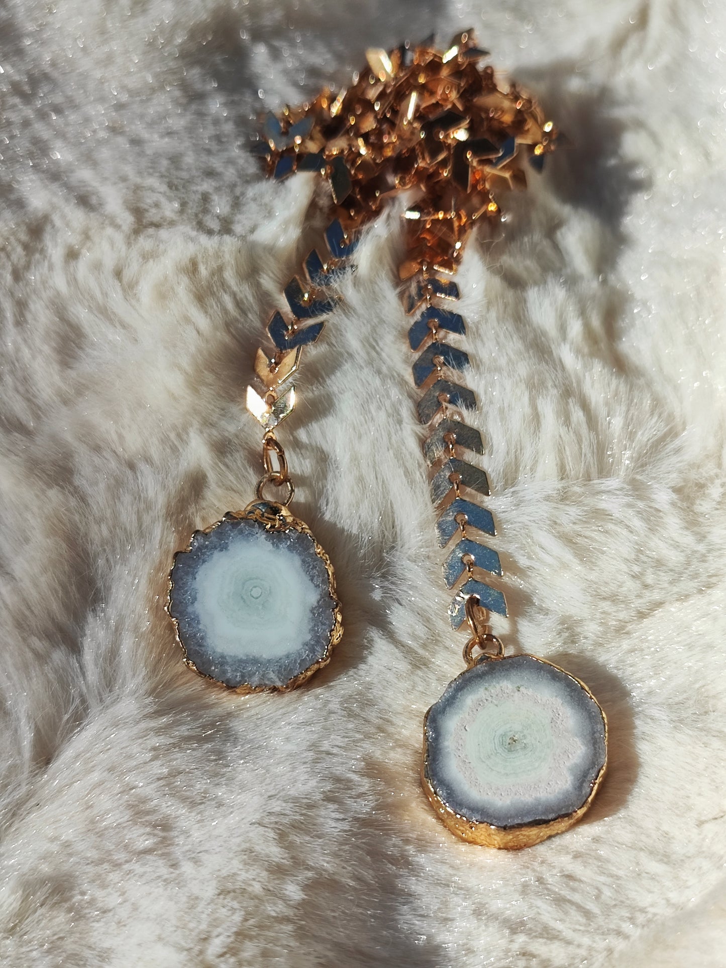 Gold facechain with white agate