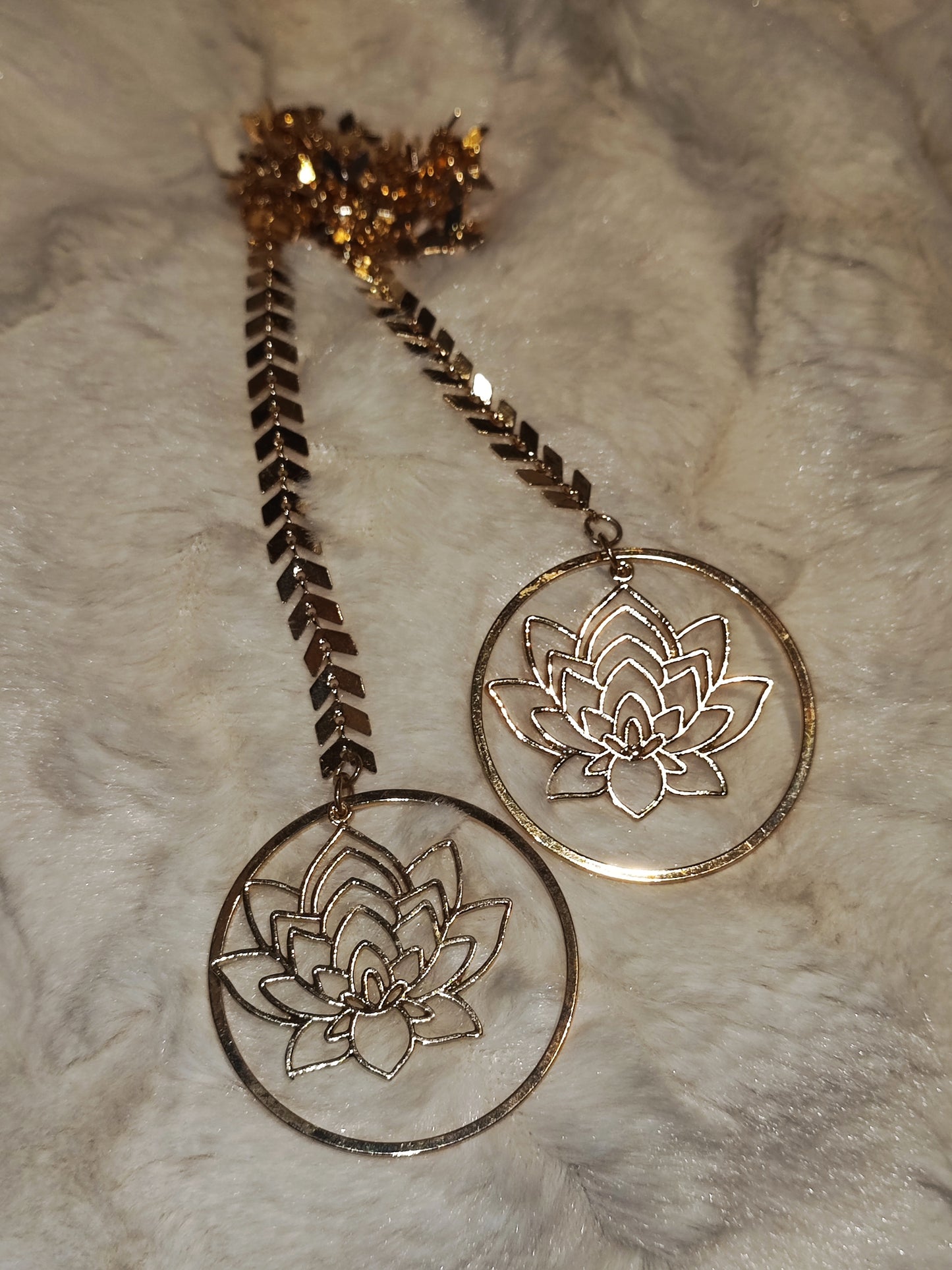 Gold facechain with lótus flower
