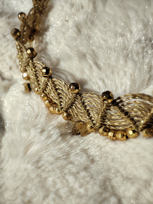 Macramé neclasse with rutilated quartz