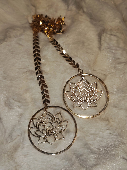 Gold facechain with lótus flower